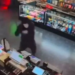 Asaltante termina baleado tras intentar robar una tienda, el dueño se defendió: VIDEO