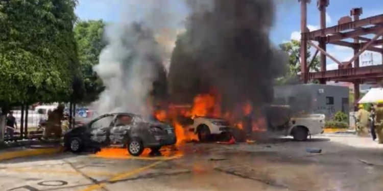 Normalistas de Ayotzinapa irrumpen en el Congreso de Guerrero; reclaman falta de resultados