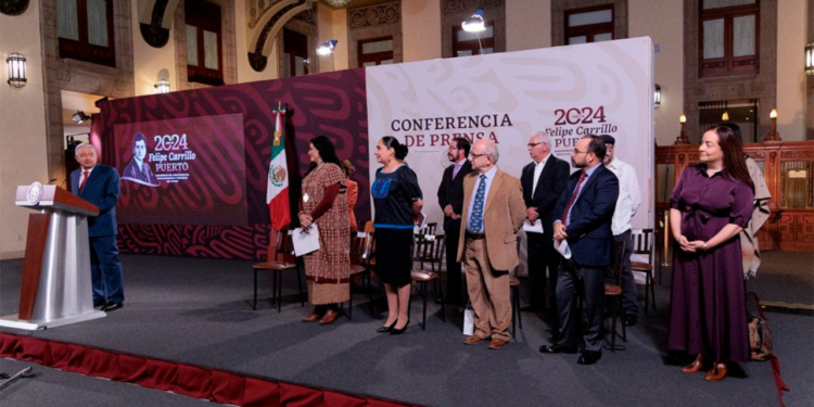 Tamales, mariachi y muchas fotos: el “pequeño convivio” con el que AMLO se despidió del gabinete de seguridad