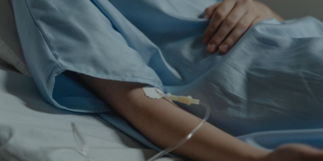 Hombre mata a niña de 2 años y la oculta en una maleta; vecinos lo linchan y escapa del hospital