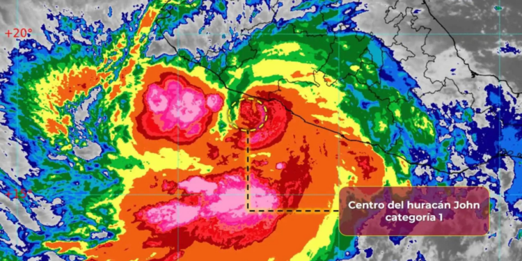 “John” vuelve a intensificarse a huracán categoría 1 frente a costas de Michoacán