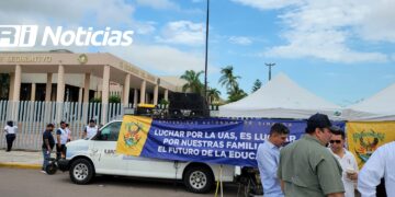 Cientos de Universitarios se Manifiestan en el Congreso de Sinaloa