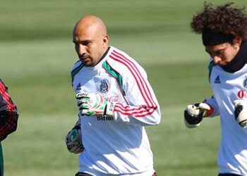 Oscar Pérez cree que es momento de que Guillermo Ochoa le ceda el paso a los jóvenes en la selección mexicana