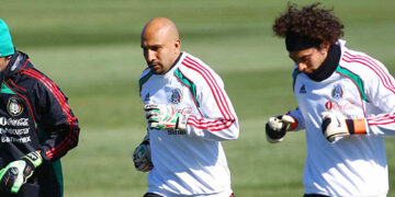 Oscar Pérez cree que es momento de que Guillermo Ochoa le ceda el paso a los jóvenes en la selección mexicana