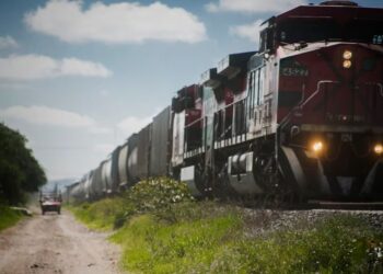 Tren de carga se descarrila en Sinaloa, deja tres personas heridas