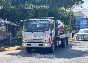 Ciudadanos continúan estacionando vehículos sobre la Av. Mazatlán; Tránsito mantiene operativo para remolcar unidades