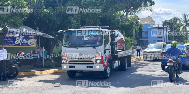 Ciudadanos continúan estacionando vehículos sobre la Av. Mazatlán; Tránsito mantiene operativo para remolcar unidades