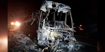 ¡Tragedia en NL! Se estrella autobús contra tractocamión; varios muertos
