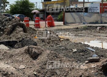 Automovilistas denuncian poca señalización por construcción del paso superior de la Colosio