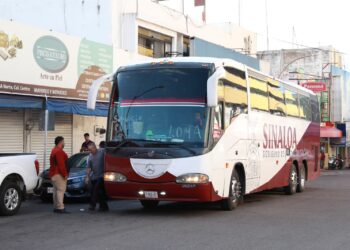Camiones oficiales de gobierno ofrecen servicio a culiacaneses que se quedan en el Centro de Culiacán