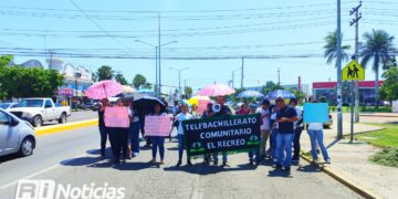 Maestros rurales acusan a Juan Carlos Patrón por deuda a la CFE en telesecundaria de El Recreo