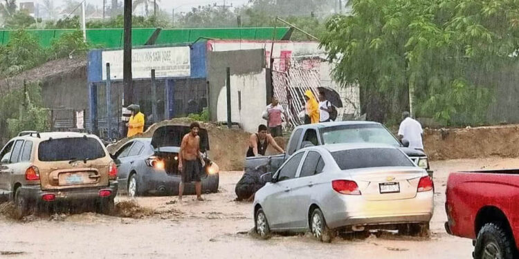 “Ileana” se debilita; deja a su paso inundaciones y deslaves