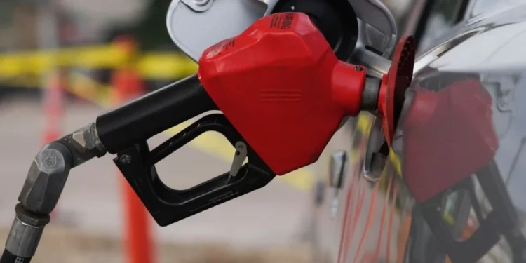 El precio de la gasolina magna en México volvió a aumentar en agosto por encima de la inflación e hila ocho meses al alza