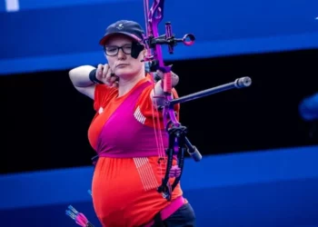 La arquera británica Jodie Grinham gana medalla de bronce con siete meses de embarazo en los Juegos Paralímpicos