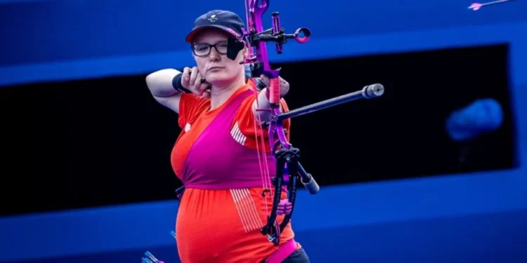 La arquera británica Jodie Grinham gana medalla de bronce con siete meses de embarazo en los Juegos Paralímpicos
