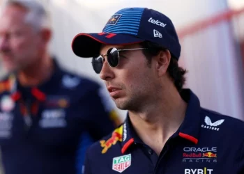 Checo Pérez, frustrado tras perder el podio por un choque en el Gran Premio de Azerbaiyán: “Fue un desastre total”