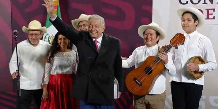 AMLO come con Petro, Lula, Boric y Díaz Canell en Palacio Nacional