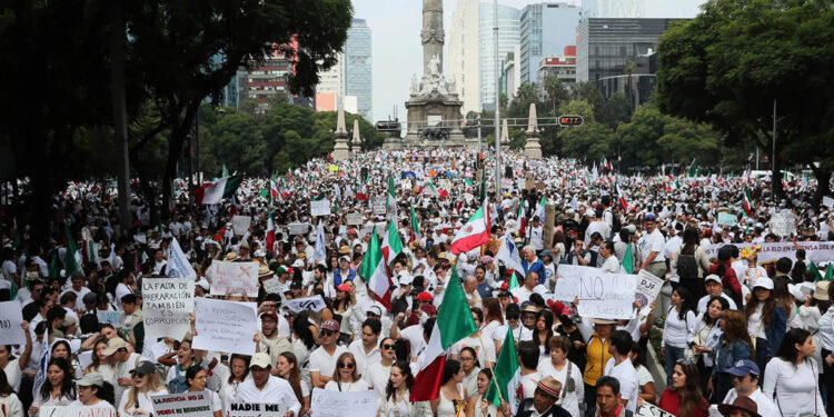 AMLO pide “no manipular” a estudiantes de Derecho que se manifiestan contra la reforma judicial