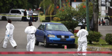 Hombres defienden a mujer golpeada por su novio y terminan baleados