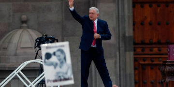 López Obrador afirma que México vive “una auténtica democracia” y “revirtió la decadencia”