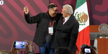 AMLO rifa un reloj entre reporteros que acudieron a la ‘mañanera’