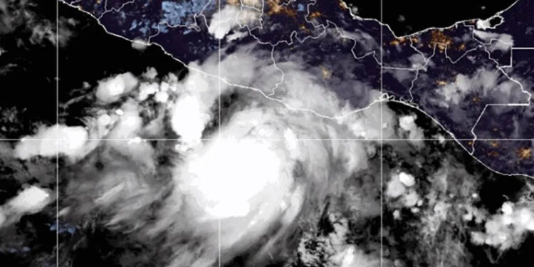 ‘John’ se fortalece a huracán categoría 1