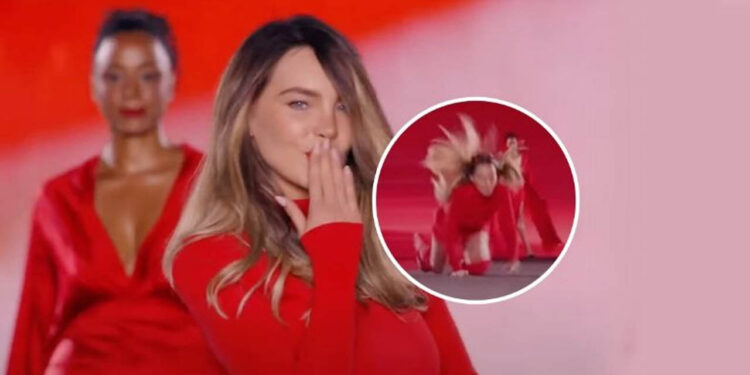 Belinda cumple su sueño de debutar en la Fashion Week de París, pero sufre caída en pleno debut: VIDEO