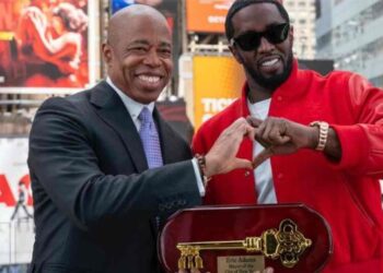 Alcalde de Nueva York le pidió al rapero Sean “Diddy” Combs que devolviera la llave de Nueva York por golpear a una cantante