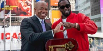 Alcalde de Nueva York le pidió al rapero Sean “Diddy” Combs que devolviera la llave de Nueva York por golpear a una cantante