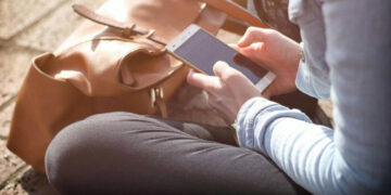 ¿Te duele el cuello? Cuidado: el culpable puede ser el celular