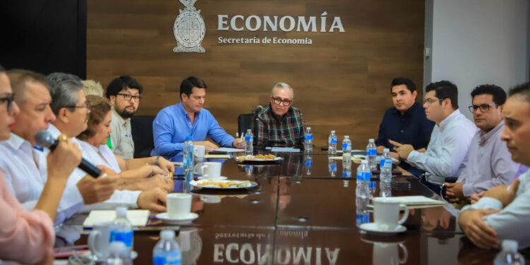 Exhorta Rocha a cámaras y asociaciones empresariales a mantener la actividad económica