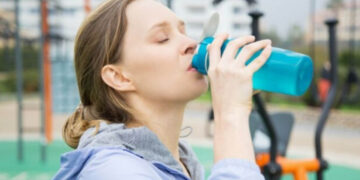 ¿Debes tomar suero para las altas temperaturas? Experta destruye mitos