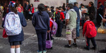 Padres de familia detienen y golpean a pederasta en escuela; prometía regalos y dulces a niños