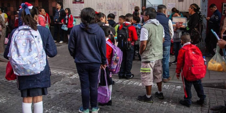 Padres de familia detienen y golpean a pederasta en escuela; prometía regalos y dulces a niños