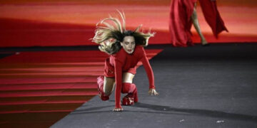 ¿Qué marca son y cuánto cuestan las botas de plataforma que ocasionaron la caída de Belinda?