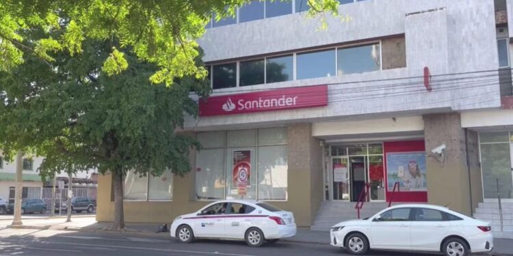 Hombre armado asalta banco y se lleva alrededor de 20 mil pesos de botín