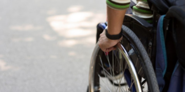 Justicia para Jonathan: cruzaba la calle en silla de ruedas y fue atropellado, ahora perderá una pierna