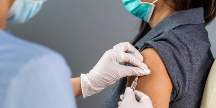 Inicia 15 de octubre vacunación contra influenza y covid-19