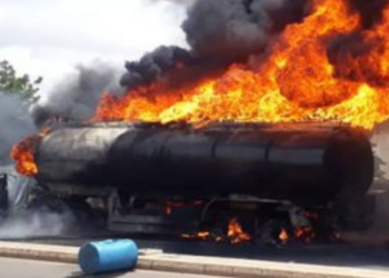 Hacían rapiña de gasolina en un camión accidentado y explotó, hay más de 100 muertos