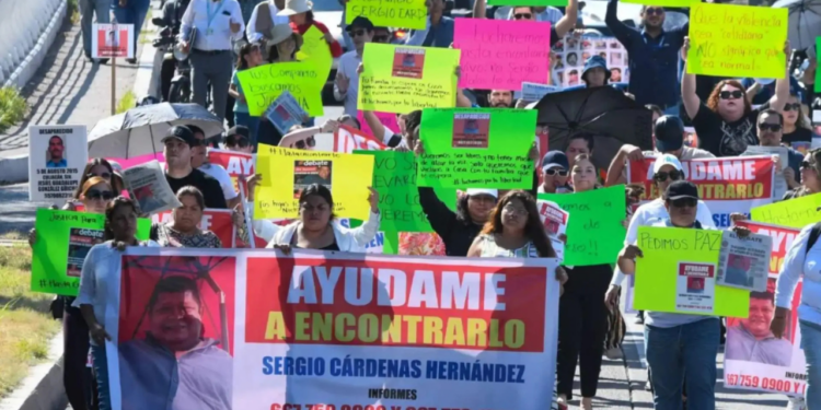 Marchan en Culiacán, Sinaloa, para exigir que regrese con vida trabajador de El Debate