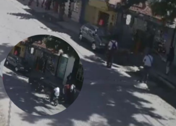 Joven del Cetis echaba carreritas en su moto y se estrella frente a un carro estacionado