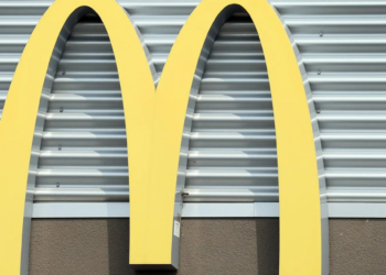 Se eleva a 75 el número de afectados por brote de E. coli en McDonald’s de EE.UU.