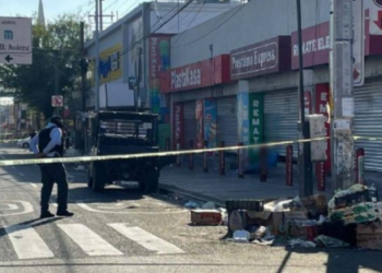 Muere ladrón aplastado por cortina metálica tras robar casa de empeño en Monterrey