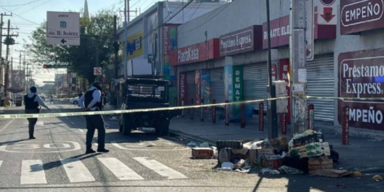 Muere ladrón aplastado por cortina metálica tras robar casa de empeño en Monterrey