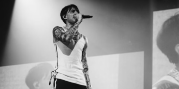 Captan a Peso Pluma de romance en París con la supuesta nieta de ‘El Azul’, fundador del Cártel de Sinaloa