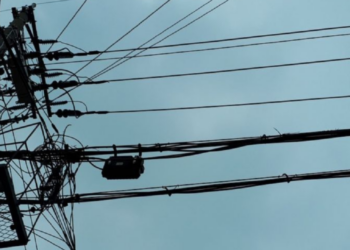 Hombre se electrocuta con cables de luz y queda colgando de un poste eléctrico