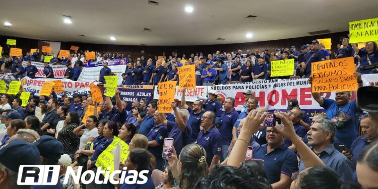 Policías se manifiestan en el Congreso de Sinaloa