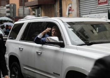 En camioneta, AMLO dejó Palacio Nacional entre gritos de despedida de sus simpatizantes
