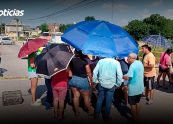 Ante la falta de luz eléctrica bloquean la Av. Pino Suárez en Mazatlán
