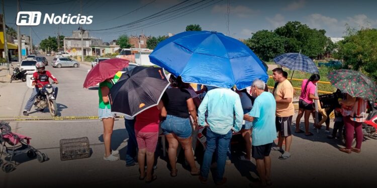 Ante la falta de luz eléctrica bloquean la Av. Pino Suárez en Mazatlán